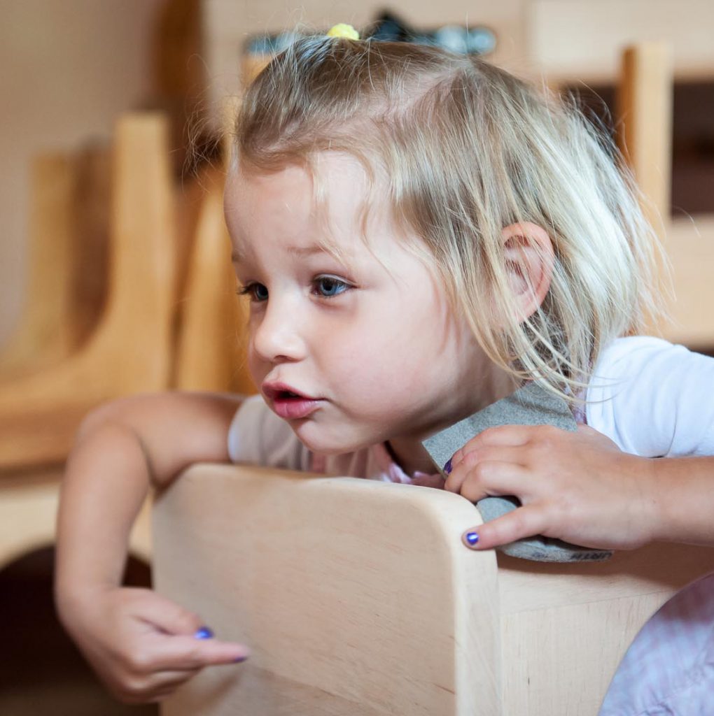 Neue Stühle im Waldorfkindergarten werden von den Kindern selbst geschliffen und von Eltern geölt.