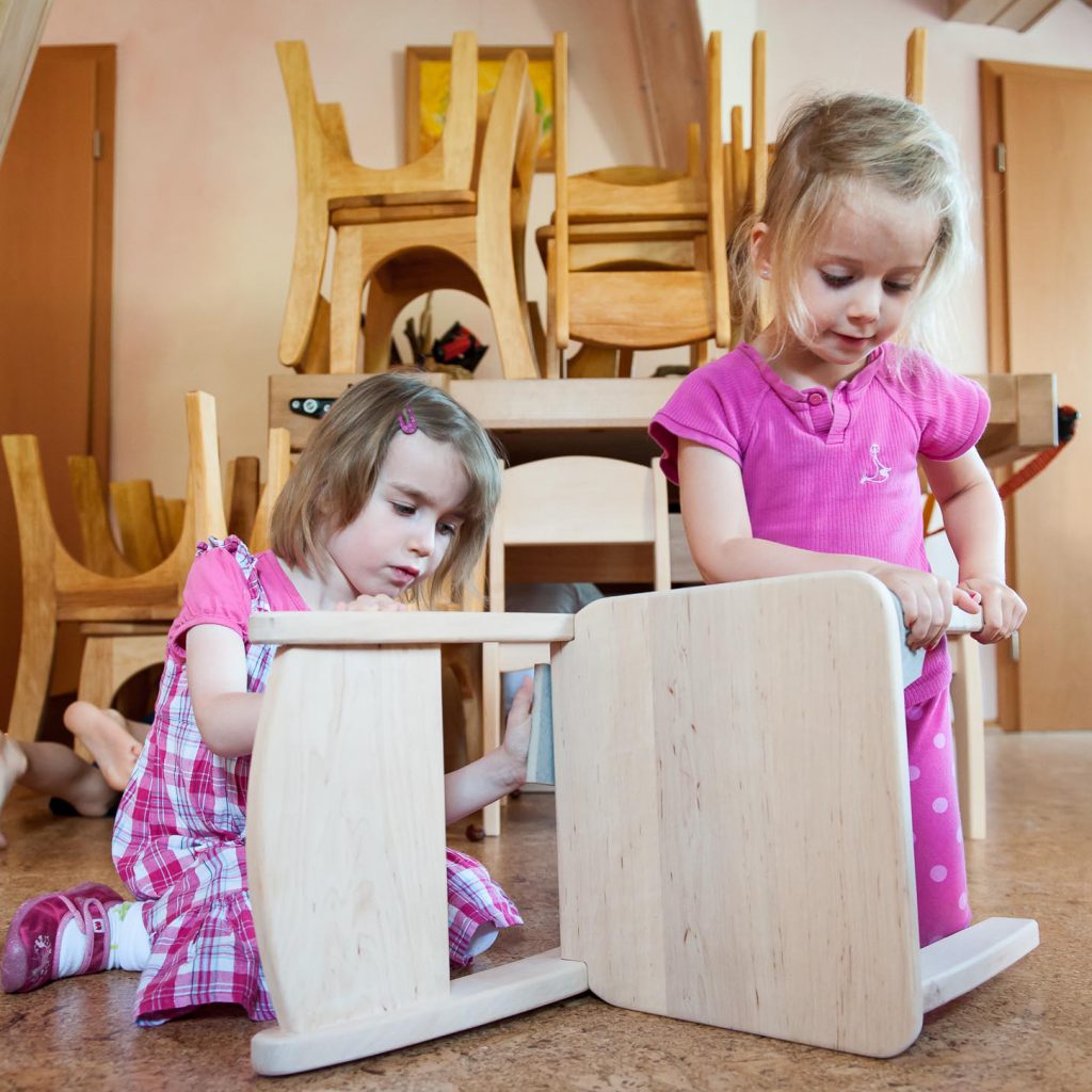 Neue Stühle im Waldorfkindergarten werden von den Kindern selbst geschliffen und von Eltern geölt.