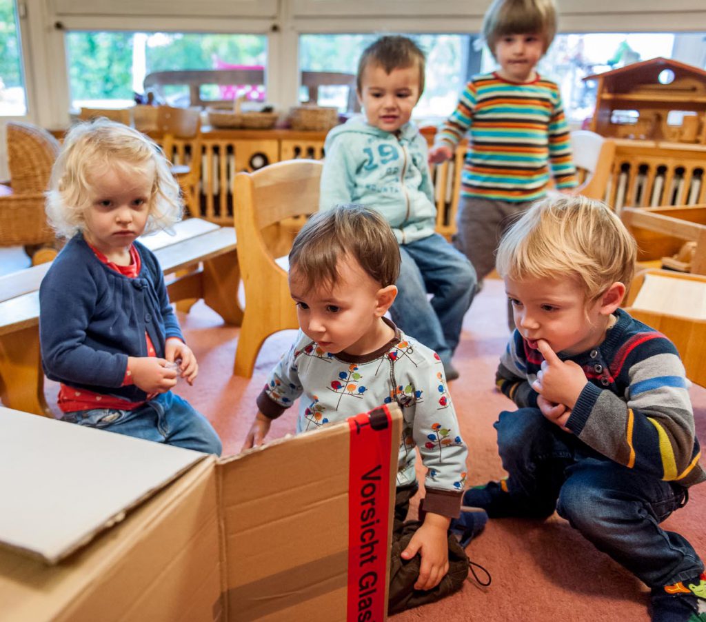 Ankunft neue Stühle, Kleinkindgruppe Spatzennest, Waldorfkindergarten