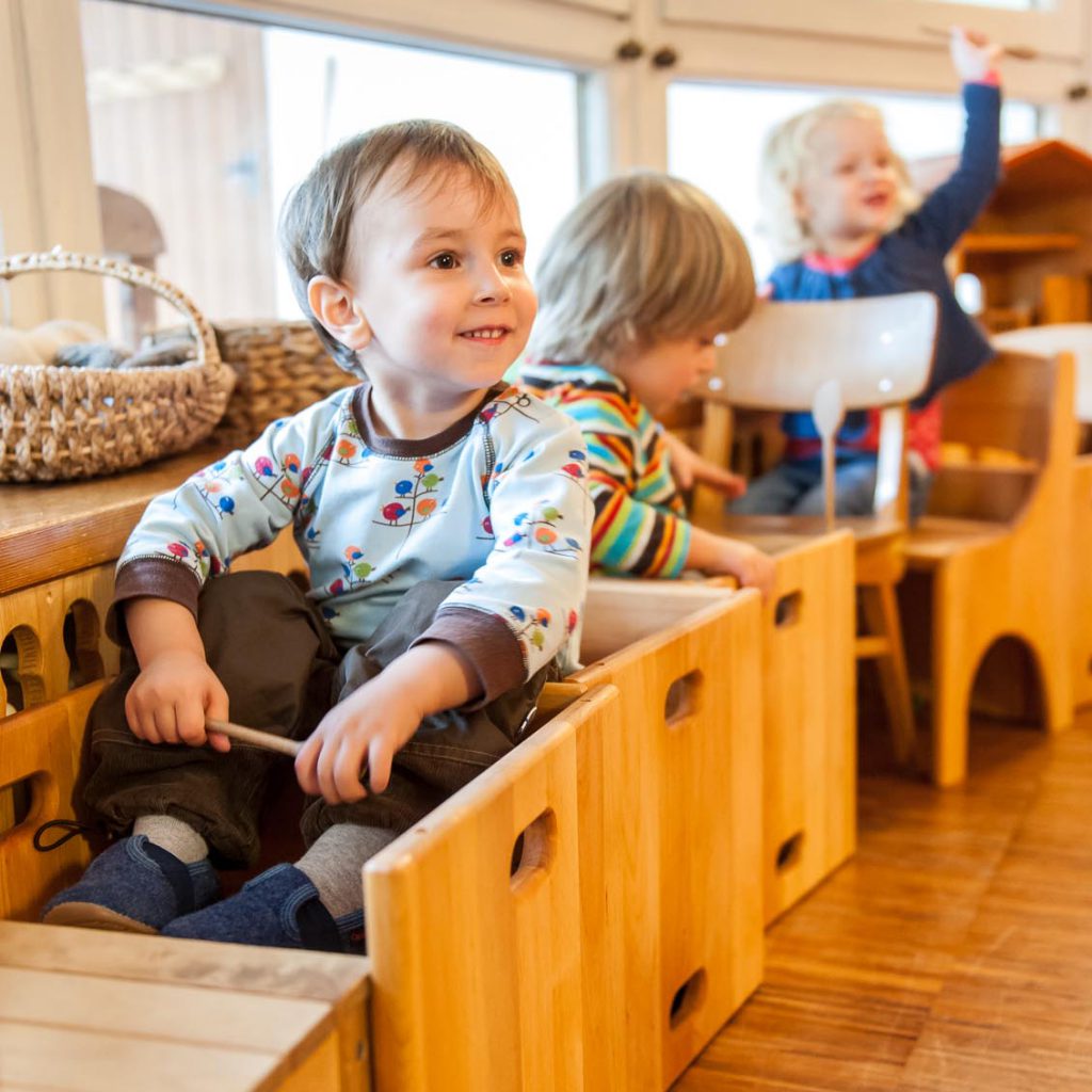 Ankunft neue Stühle, Kleinkindgruppe Spatzennest, Waldorfkindergarten